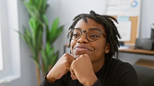 Fiatal Afro Amerikai Szemüveget Visel Miközben Mosolyog Egy Irodai Környezetben — Stock videók