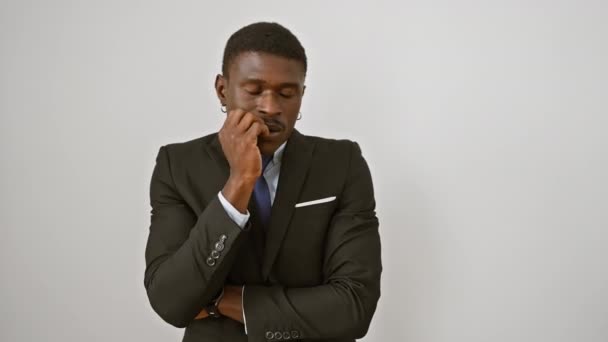 Gestresste Afro Amerikaanse Man Pak Geïsoleerd Met Nerveuze Blik Bijtende — Stockvideo