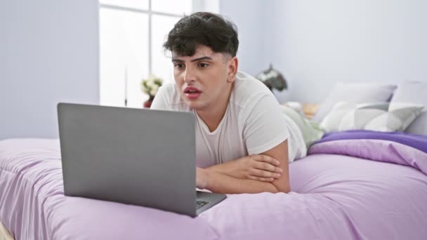 Verbijsterde Jonge Man Slaapkamer Met Laptop Tonen Teleurstelling Verwarring Online — Stockvideo