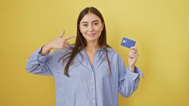 Jovem Bela Mulher Hispânica Orgulhosamente Segurando Cartão Crédito Apontando Dedo — Vídeo de Stock