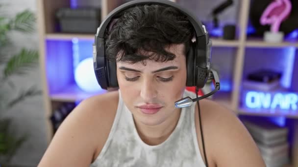 Ein Fokussierter Junger Mann Mit Kopfhörer Und Mikrofon Einem Modernen — Stockvideo