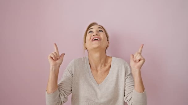 Mujer Rubia Mediana Edad Asombrada Señalando Con Sorpresa Pie Aislada — Vídeos de Stock