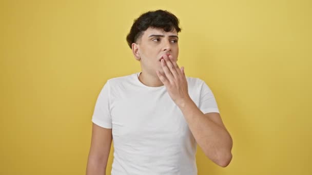 Junger Mann Schockiert Und Verängstigt Bedeckt Mund Mit Hand Nach — Stockvideo