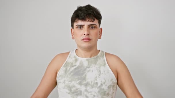 Zszokowany Młody Człowiek Stojący Samotnie Białym Tle Zaskoczony Agape Ustami — Wideo stockowe