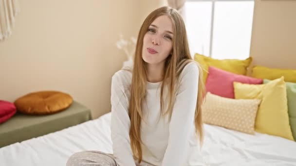 Pijamalı Arsız Genç Bir Kadın Komik Bir Surat Yapıyor Sarışın — Stok video