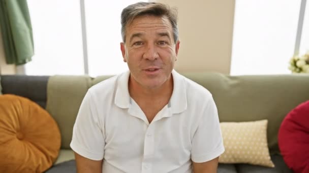 Homem Meia Idade Camisa Branca Sentado Confortavelmente Uma Acolhedora Sala — Vídeo de Stock