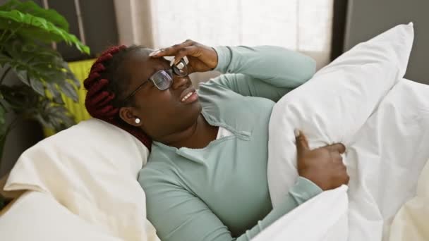 Африканська Американка Косами Окулярах Відчуває Себе Погано Ліжку Вдома — стокове відео