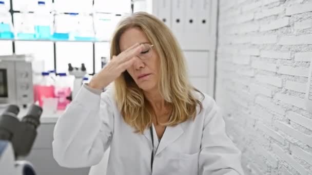 Mujer Rubia Mediana Edad Problemática Científica Sentada Preocupada Laboratorio Estresada — Vídeos de Stock