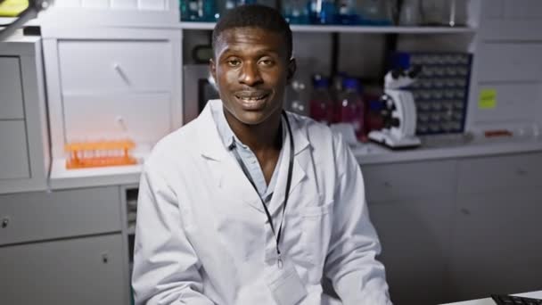 Eldivenli Neşeli Afrikalı Amerikalı Erkek Bilim Adamı Laboratuvar Ortamında Kendine — Stok video