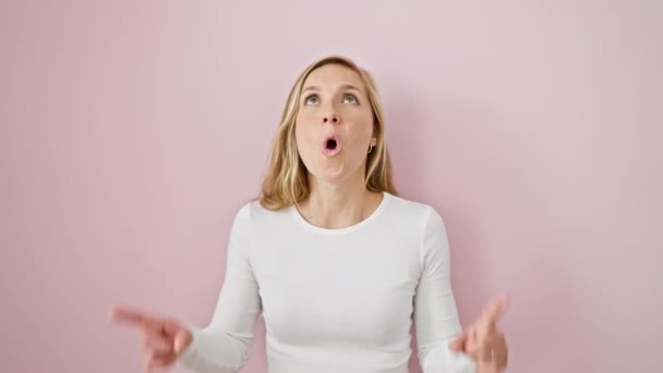 Junge Schöne Blonde Frau Überglücklich Vor Mädchenhafter Freude Mit Einem — Stockvideo