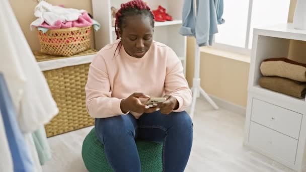 Mujer Afroamericana Con Trenzas Usando Smartphone Una Lavandería — Vídeo de stock