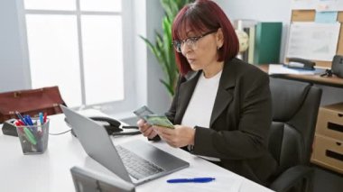 Şilili kadın ofis ortamında pezo sayıyor