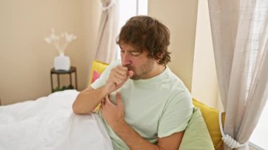 Yatak odası blues 'u, pijama giyen yakışıklı, beyaz bir adam, öksürükle yere yıkılmış ve iyi hissetmiyor, soğuk algınlığı veya bronşit belirtileri gösteriyor. Sağlık hizmeti uyarısı!