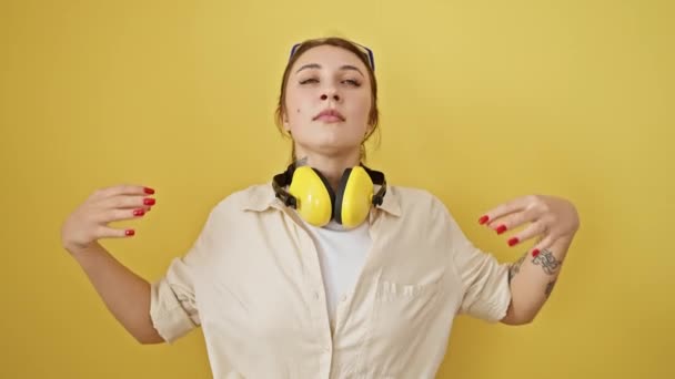 Junge Brünette Mädchen Mit Schutzbrille Und Lärmreduzierenden Kopfhörern Entspannen Sich — Stockvideo