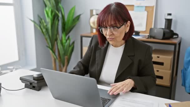 Olgun Kadın Ofis Masasındaki Başarısını Dizüstü Bilgisayar Belgelerle Kutluyor — Stok video