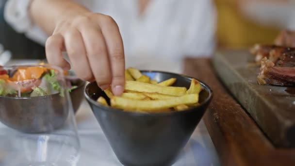Ung Vacker Latinamerikansk Kvinna Äter Pommes Frites Restaurangen — Stockvideo