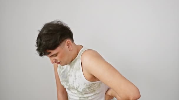 Hombre Adulto Joven Irradiando Encanto Masculino Usando Una Camiseta Sin — Vídeos de Stock