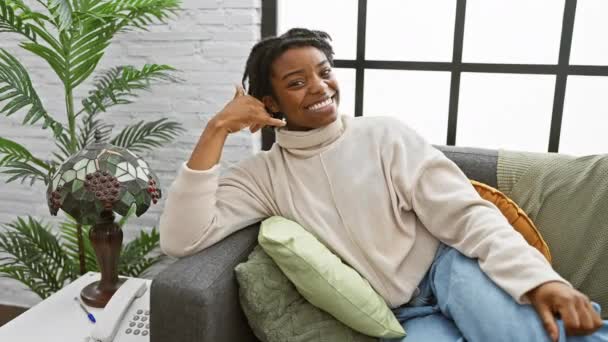 Весела Молода Чорна Жінка Дредлоками Робить Дружній Жест Телефонного Дзвінка — стокове відео