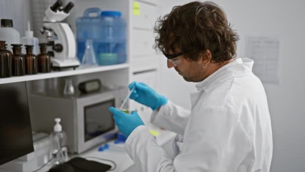 Homme Concentré Blouse Laboratoire Examine Des Échantillons Microscope Dans Laboratoire — Video