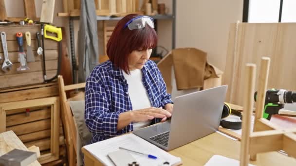 Koncentrált Idős Spanyol Aki Laptopon Dolgozik Egy Famegmunkáló Műhelyben — Stock videók