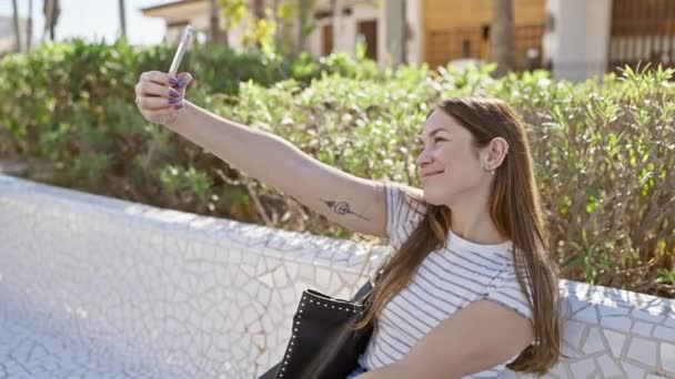 Mujer Sonriente Tomando Selfie Parque Soleado Con Vegetación — Vídeo de stock