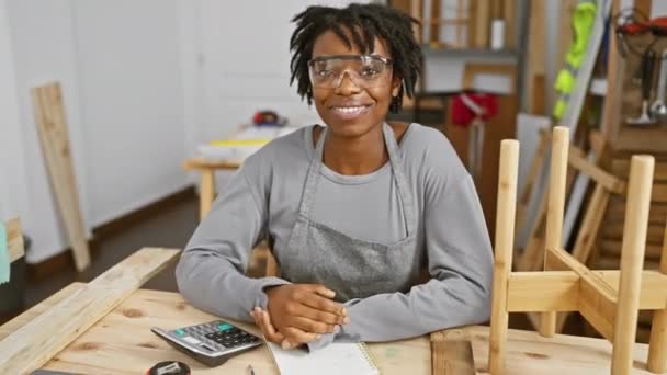 Радостная Молодая Черная Женщина Дредами Защитных Очках Работающая Столярном Деле — стоковое видео