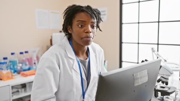 Fokuserad Afrikansk Amerikansk Kvinnlig Forskare Labbrock Som Arbetar Ett Laboratorium — Stockvideo