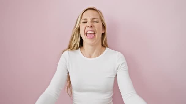 Божевільна Забава Молода Блондинка Зірка Вражає Позу Дикого Рокера Показуючи — стокове відео