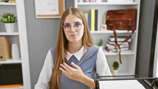 사무실에서 금발의 노동자는 충성도의 엄숙한 맹세를 가슴에 자랑스럽게 그녀의 약속을 — 비디오
