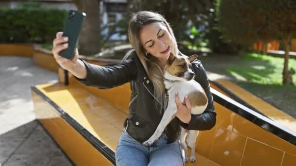 Mladá Žena Vezme Selfie Svým Psem Lavičce Parku Předvádí Své — Stock video