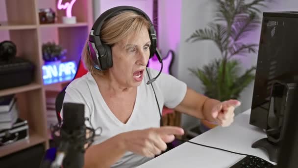 Geschokt Volwassen Vrouw Met Headset Gaming Een Moderne Home Office — Stockvideo