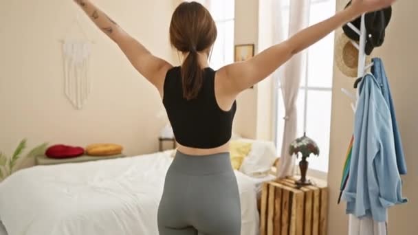 Eine Junge Frau Dehnt Sich Einem Gemütlichen Schlafzimmerinnenraum Und Verkörpert — Stockvideo