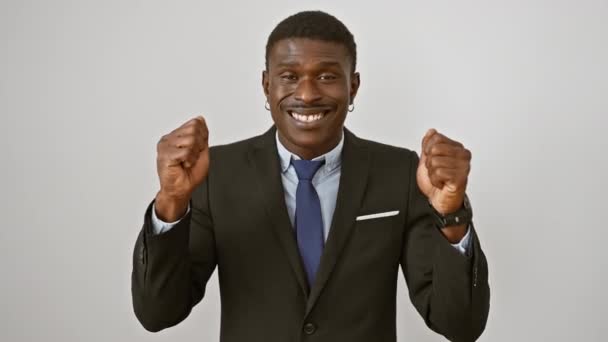 Uomo Afroamericano Estatico Giacca Cravatta Piedi Con Braccia Alzate Raggiante — Video Stock