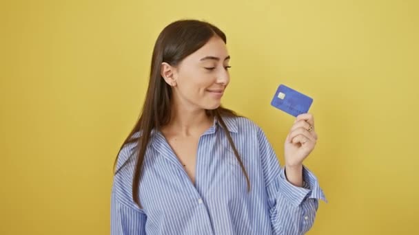 Neşeli Genç Spanyol Kadın Elinde Kredi Kartıyla Tamam Tabelasını Göstererek — Stok video