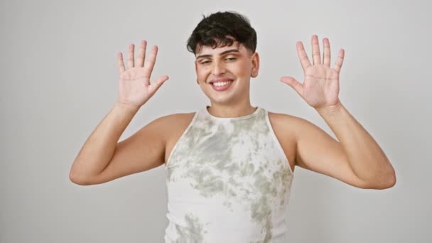 Neşeli Genç Adam Parmaklarıyla Numara Işareti Yapıyor Kolsuz Bir Tişört — Stok video