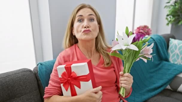 Güzel Orta Yaşlı Sarışın Bir Kadın Kameraya Bir Buket Çiçek — Stok video