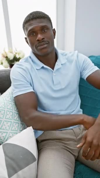 Bonito Homem Negro Adulto Sorrindo Sentado Com Braços Cruzados Uma — Vídeo de Stock