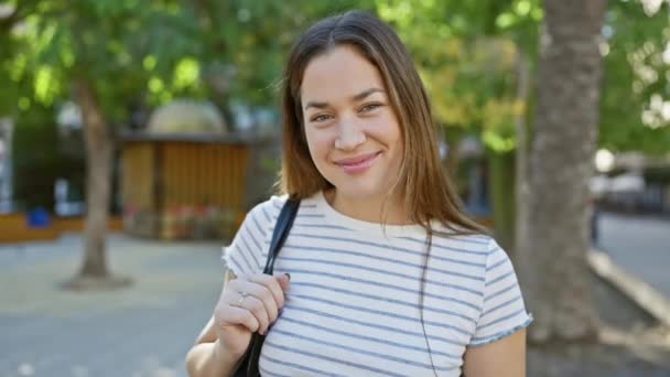 Mujer Joven Sonriente Con Pelo Largo Disfrutando Día Soleado Parque — Vídeo de stock