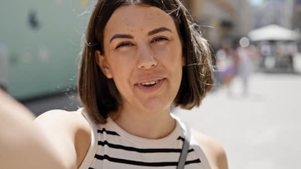 Jovem Bela Mulher Hispânica Falando Chamada Vídeo Nas Ruas Viena — Vídeo de Stock