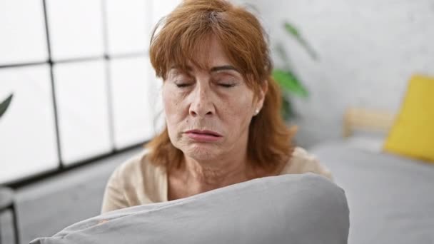 Skeptisk Medelålders Kvinna Negativ Person Sitter Nervöst Sängen Kramar Kudden — Stockvideo