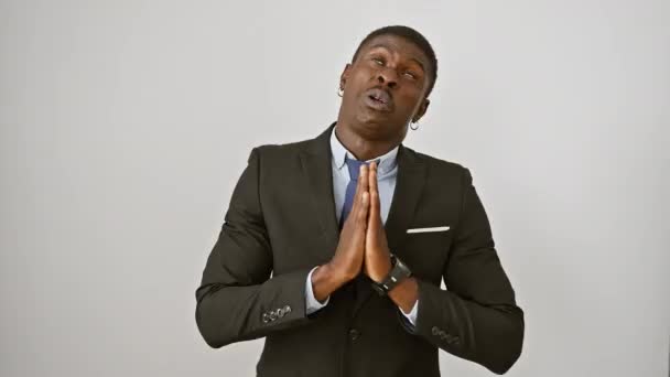 Zoufalý Africký Američan Obleku Lpí Naději Prosí Modlícími Rukama Proti — Stock video