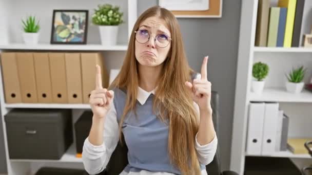Wanita Bisnis Pirang Tertekan Kantor Muda Dan Marah Sedih Menunjuk — Stok Video