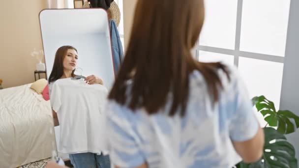 Žena Ložnici Zkouší Oblečení Před Zrcadlem Odrážející Útulný Stylový Interiér — Stock video