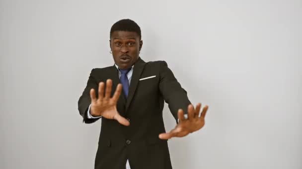 Chockad Afrikansk Amerikansk Affärsman Kostym Livrädd Och Skriker Panik Gester — Stockvideo