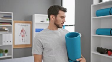 Kendine güveni tam bir İspanyol, yoga minderi tutuyor, rehabilitasyon kliniğinde ayık bir tavırla düşünüyor.