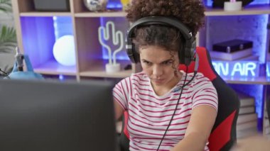 Kıvırcık saçlı umutsuz İspanyol kadın oyun odasında baş ağrısı ve migren stresinden muzdarip. Elleri acı içinde başını tutuyor, ızdırabın yüzünü somutlaştırıyor..