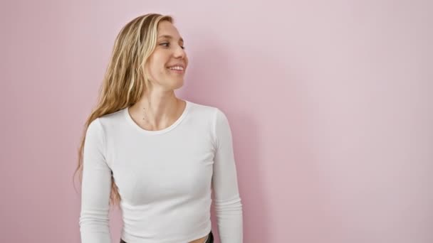 Vrolijke Jonge Blonde Vrouw Stralend Met Een Natuurlijke Glimlach Staande — Stockvideo