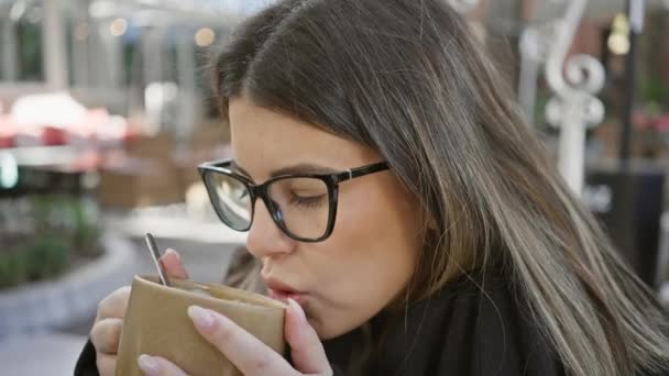 Kobieta Pije Ceramiczną Kawę Kawiarni Świeżym Powietrzu Podkreślając Miejski Wypoczynek — Wideo stockowe
