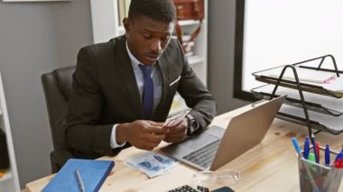 Modern ofis ortamında Afrikalı işadamı Çin yuanı sayıyor