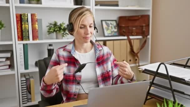 Veselá Mladá Blondýnka Ukazující Úsměvem Tesařství Pracující Doma Svém Notebooku — Stock video